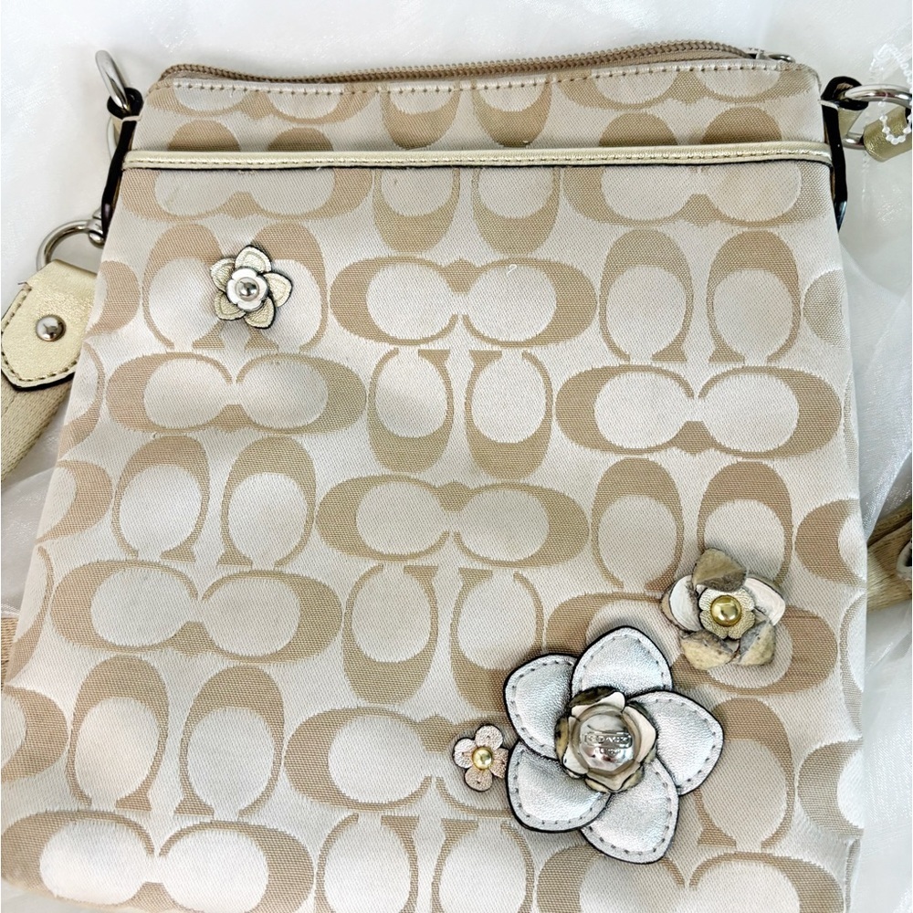 Coach Signature Canvas Swingpack Crossbody Gold Trim Leather Daisy Flower Wallet